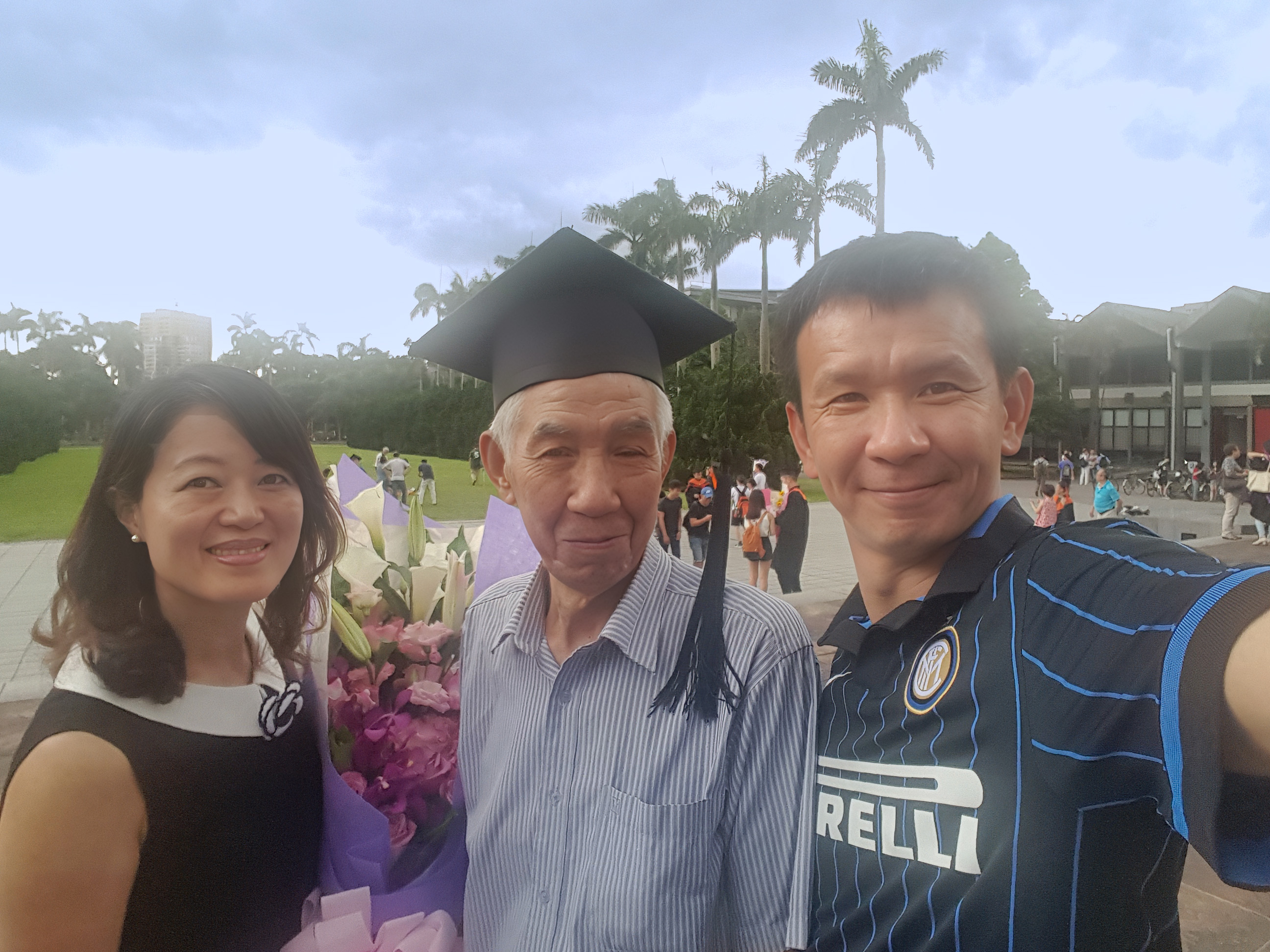 紀尚德董事長與父親及夫人畢業合影