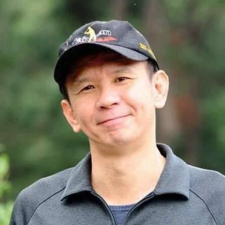 董事長戶外休閒形象照